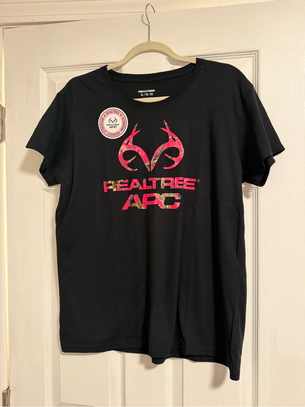 NEW Women’s T-Shirt Black Realtree APC Graphic Tee- Pink Camo- Size XL